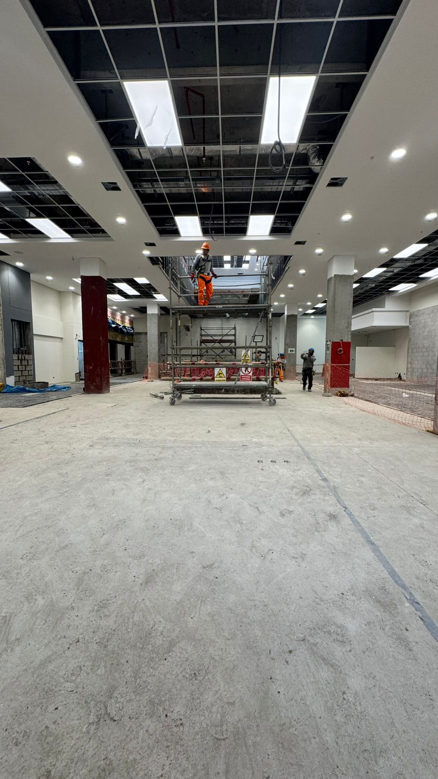 Ejecución de fachada y cerramientos corporativos en Retail Hiraoka