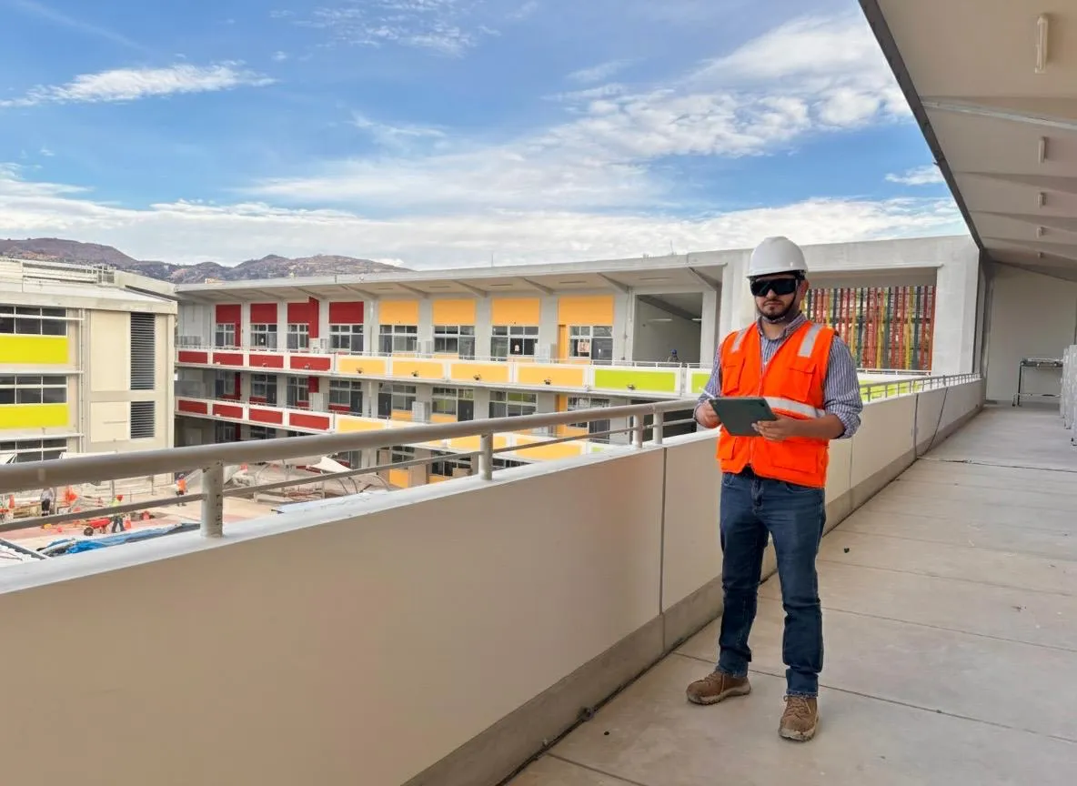 Gestor BIM realizando verificación in-situ y control de calidad VDC mediante tablet en obra educativa