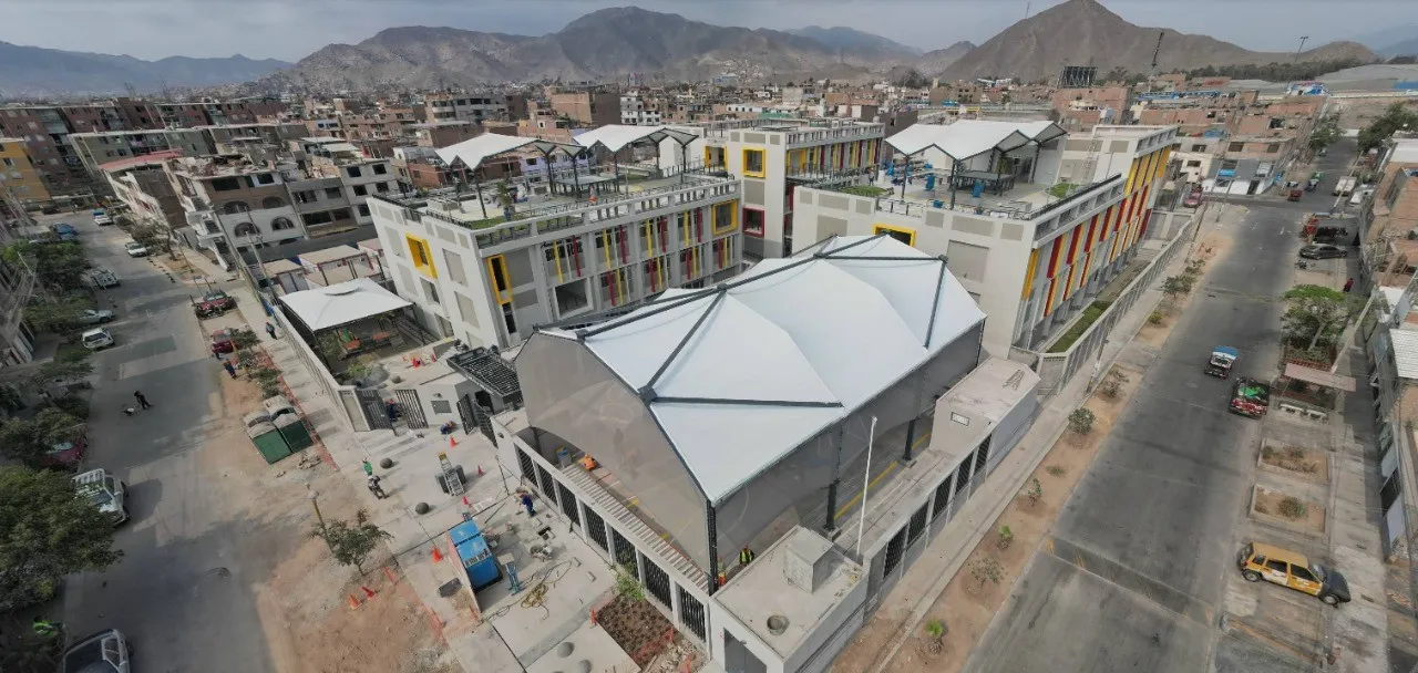 Vista aérea de la infraestructura educativa modular y tensoestructuras en el proyecto Escuelas Bicentenario