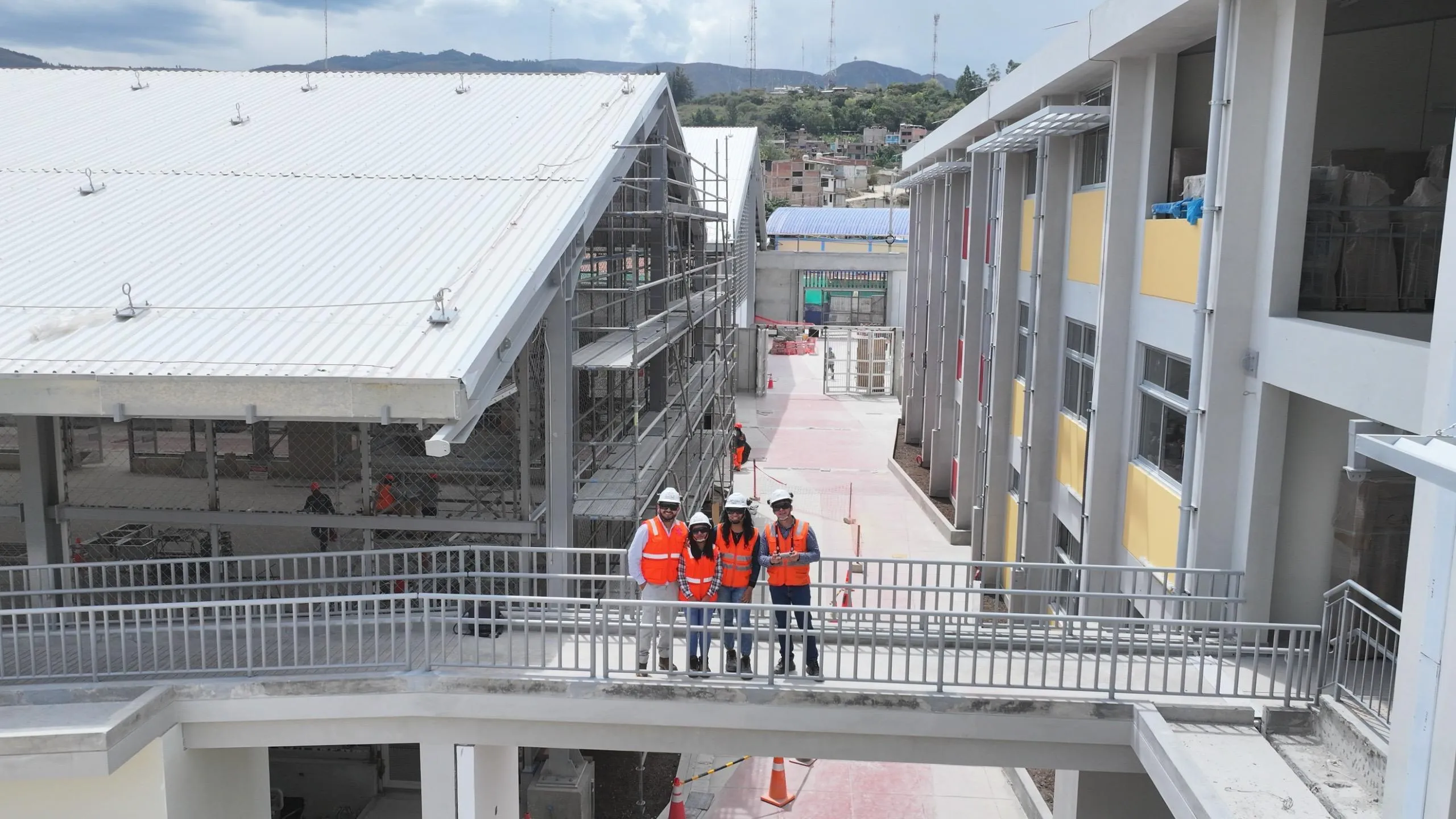 Equipo de coordinación BIM y supervisión técnica de obra durante la ejecución de pasarelas estructurales